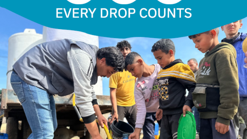 In Gaza, Concern's partners distribute clean water to people living in a displacement camp